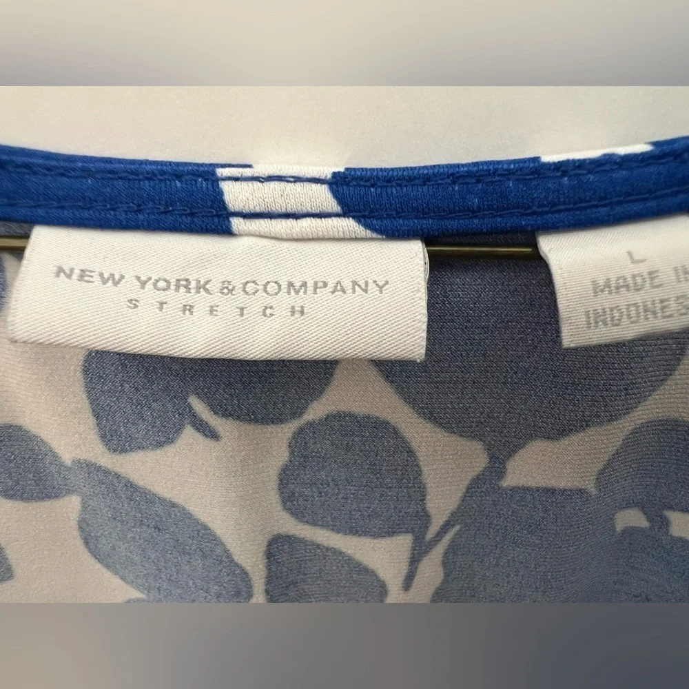 NEW YORK & COMPANY SIZE  LARGE 
Blue Floral Women's Top - Picture 5 of 5